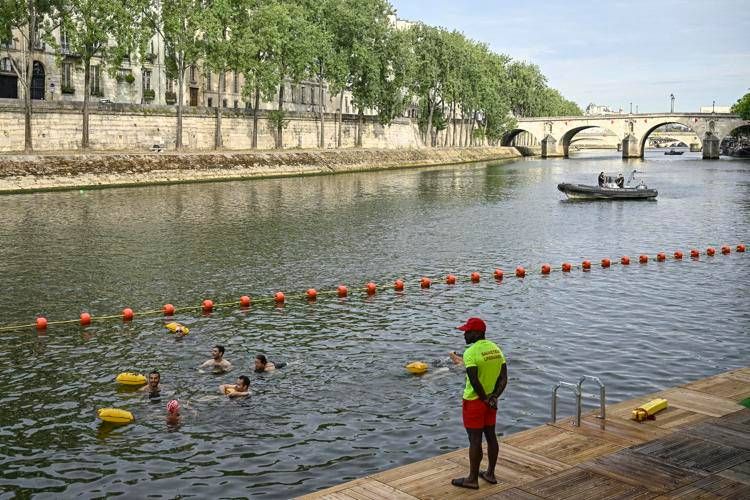 Francia, da oggi è possibile tuffarsi nella Senna a Parigi