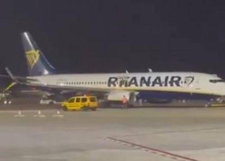 Spagna, incendio su volo Ryanair a Maiorca: 18 feriti lievi - Video