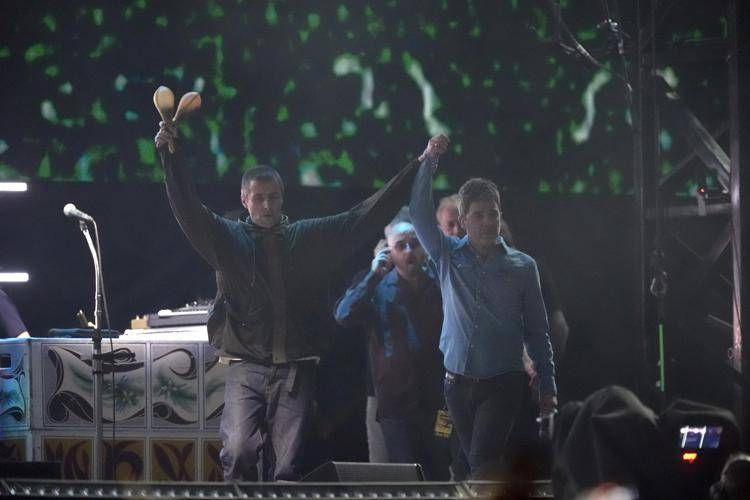 Liam e Noel Gallagher durante il concerto a Cardiff (Ipa)