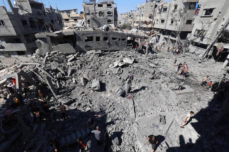 Nuovi raid a Gaza: "Almeno 35 morti". Fonti: "Israele non ha ancora deciso sulla tregua"