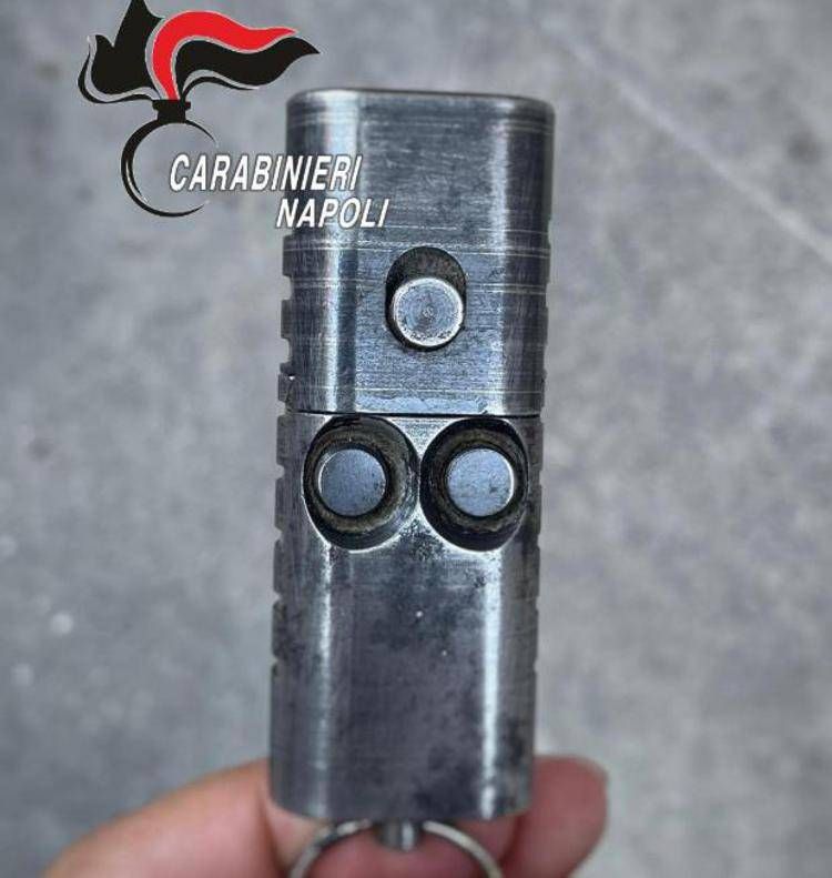 Il portachiavi diventa una pistola e spara, la scoperta de Carabinieri a Napoli