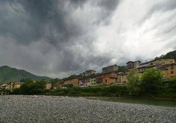 Maltempo al Nord, voli dirottati per forti temporali. Violento nubifragio a Co