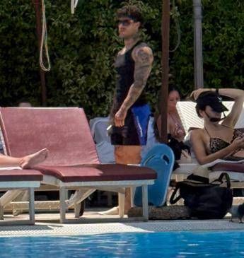 Tony Effe, relax in piscina alla vigilia del concerto al Circo Massi