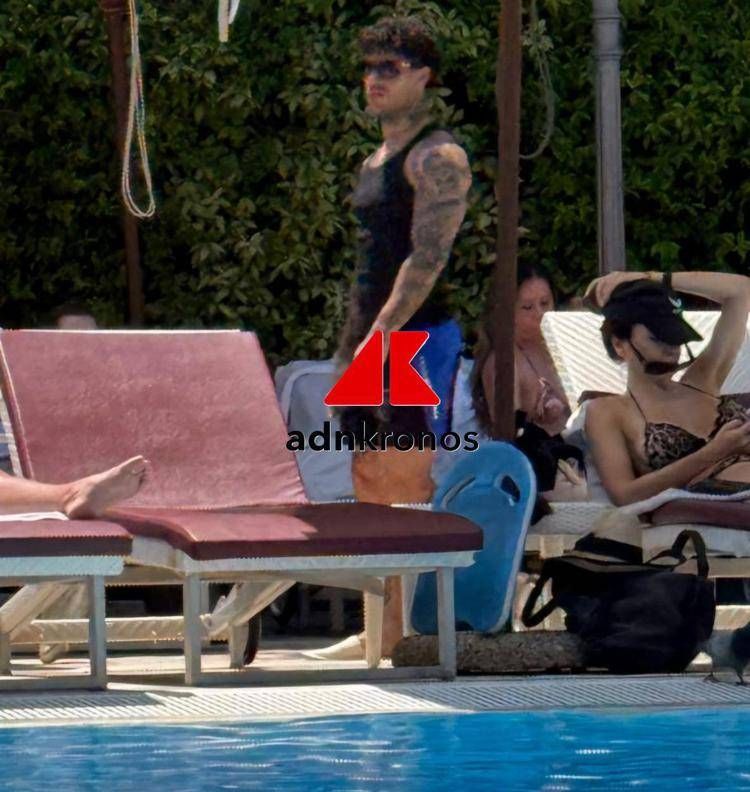 Tony Effe fotografato nella piscina dell'hotel Parco dei Principi a Roma