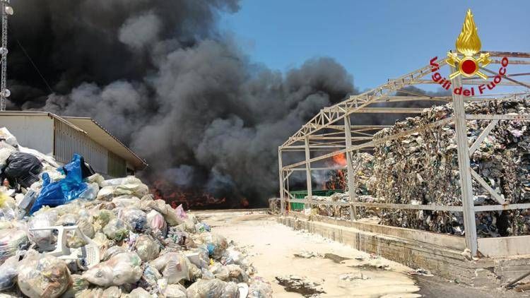 Incendio ad Augusta, fiamme in stabilimento rifiuti: alta colonna di fumo nero