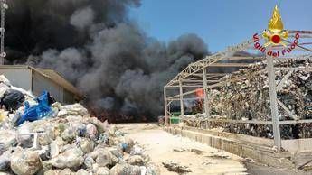 Incendio ad Augusta, fiamme in stabilimento rifiuti: alta colonna di fumo ne