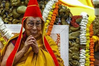 Dalai Lama compie 90 anni, dagli Usa all'India gli auguri al leader spirituale tibeta