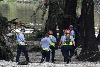 Alluvione Texas, oltre 50 i morti: 15 sono bambini. Si cercano 27 ragazze disper