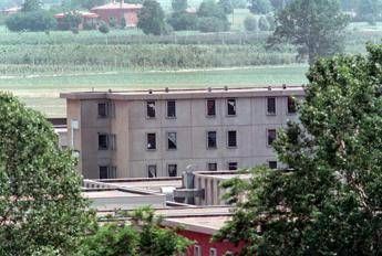 Bologna, condannato per la strage di Corinaldo esce dal carcere per laurearsi e fug