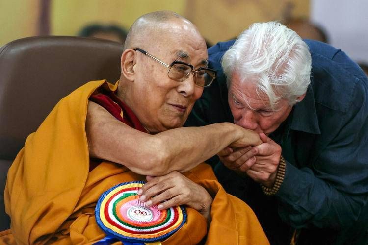 Dalai Lama compie 90 anni, gli auguri al leader spirituale e l'omaggio di Richard Gere