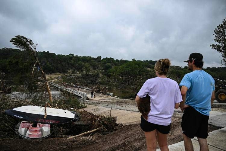 Alluvione Texas, oltre 50 i morti: 15 sono bambini. Si cercano 27 ragazze disperse
