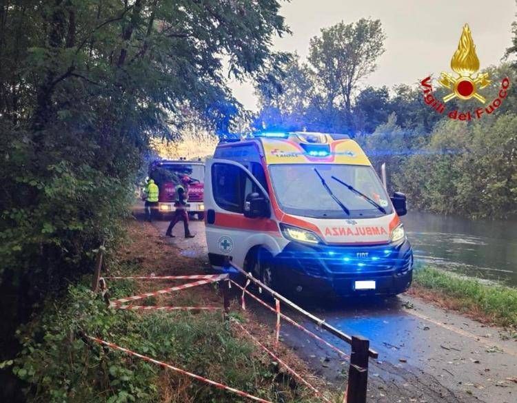 Maltempo, a Milano una donna muore colpita da un albero. Bomba d'acqua a Firenze, Roma aspetta pioggia