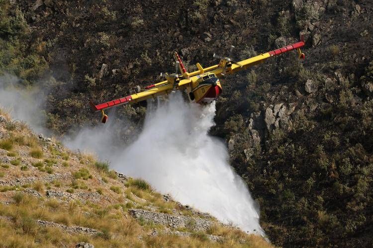 Incendi a Formello e all'Olgiata, vigili del fuoco intervengono con elicotteri e canadair