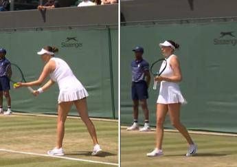 Succede solo a Wimbledon, salta il tappo di champagne e stop al match - Vid