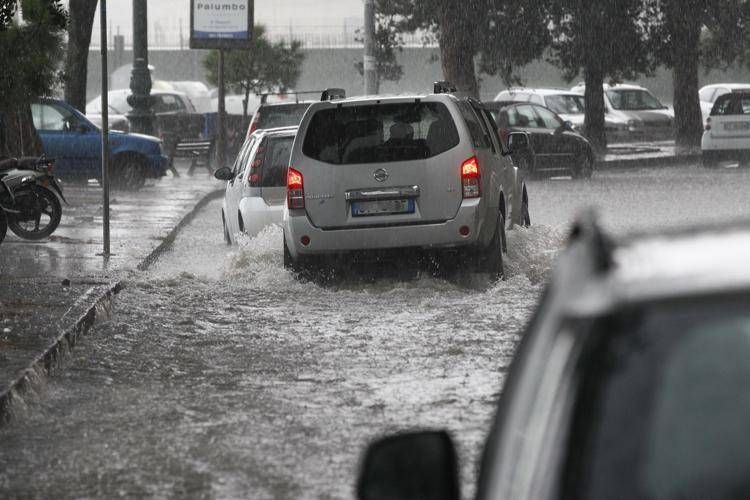 Nubifragio in Campania, bomba d'acqua a Bacoli e strade allagate a Napoli