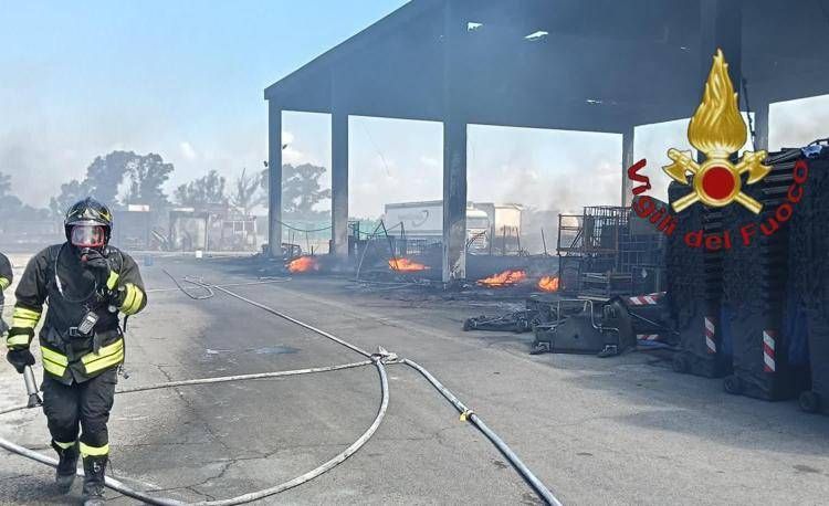 Incendio a Fiumicino, in fiamme ditta di rifiuti: colonna di fumo nero invade Roma Sud
