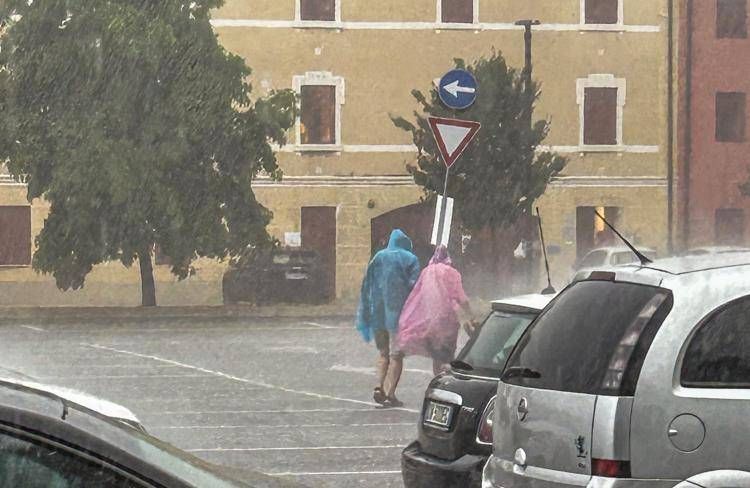 Italia divisa tra caldo e maltempo, allerta in 12 Regioni. Strade allagate a Napoli, bomba d'acqua a Bacoli