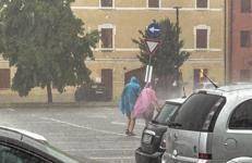 Italia divisa tra caldo e maltempo, allerta in 12 Regioni. Strade allagate a Napoli, bomba d'acqua a Bacoli