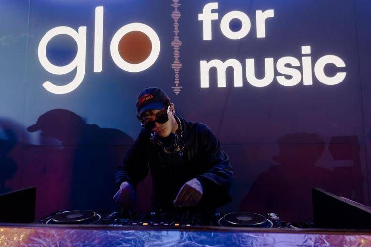 Tananai conquista Fregene, esibizione live a sorpresa firmata 'glo for music'