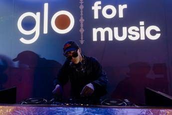 Tananai conquista Fregene, esibizione live a sorpresa firmata 'glo for musi