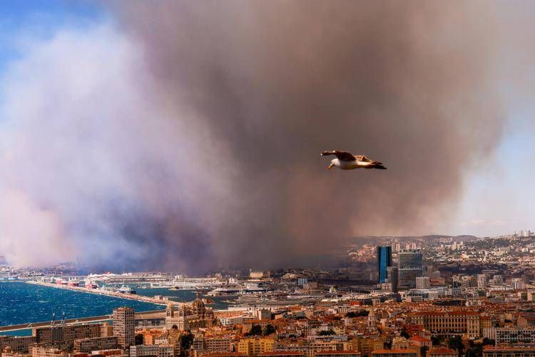 Maxi incendio a Marsiglia - (Ipa)
