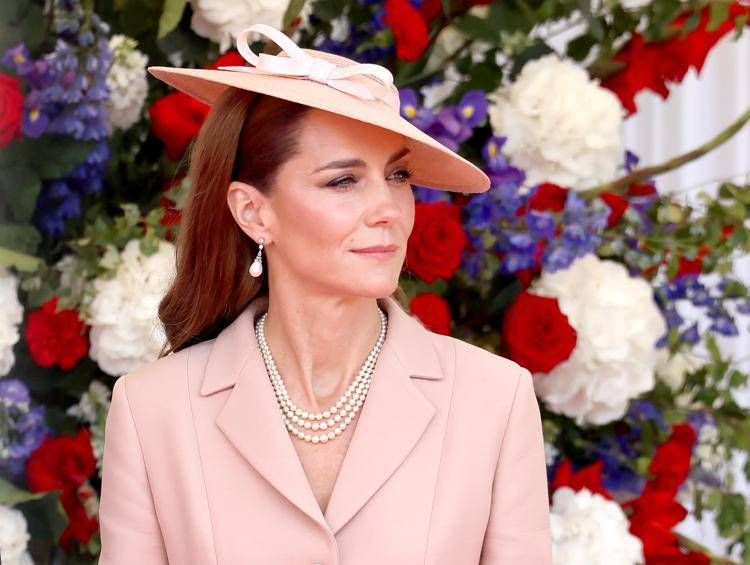 Kate Middleton omaggia la moda francese per la visita di Macron