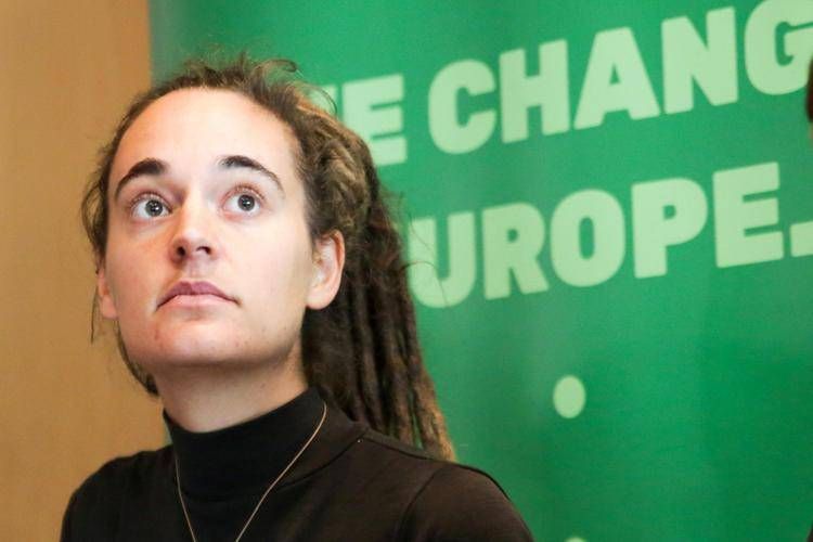 Ue, Carola Rackete si dimette da eurodeputata. Left: "Ci mancherà"
