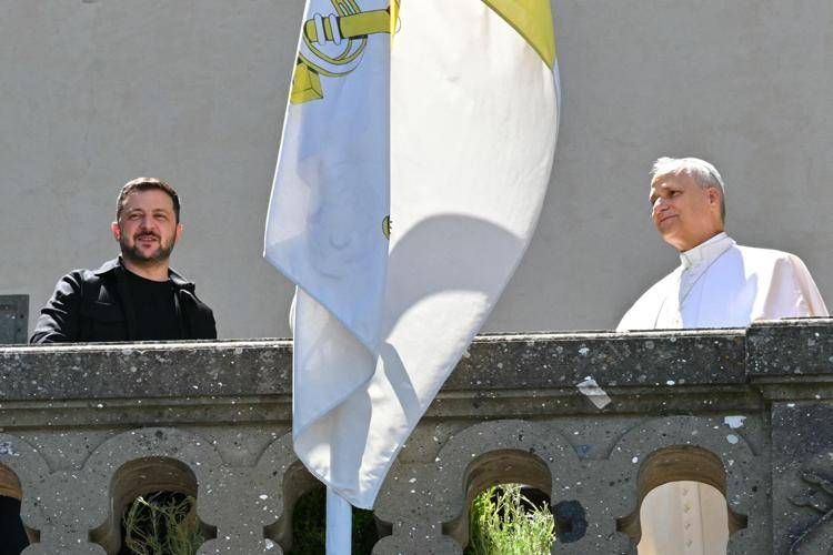 Zelensky e Papa Leone nel loro primo incontro in Vaticano - (Afp)