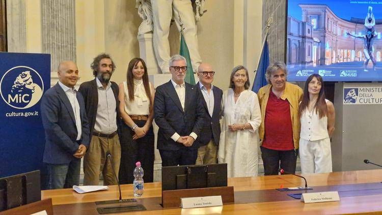 Federico Mollicone circondato da Mvula Sungani, Pietro Ruffo, Luana Toniolo, Luciano Carratoni, Paola Jorio, Ambrogio Sparagna, Emanuele Bianchini