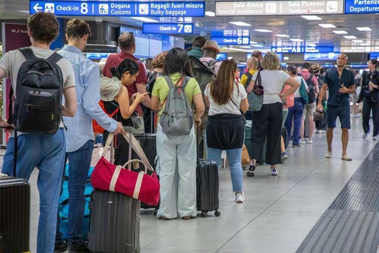 Persone in partenza all'aeroporto di Linate - Fotogramma / ipa