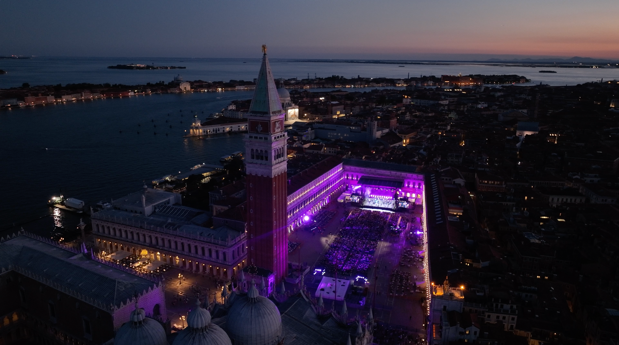 Yıldızların Altında Cavalleria Rusticana, Piazza San Marco'daki Phoenix