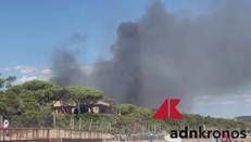 Pineta in fiamme, incendio minaccia campeggio a Castiglione della Pescaia: soccorsi in azione - Video