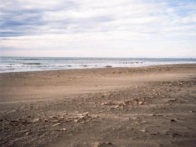 Tragedia in spiaggia a Montalto di Castro, 17enne scava buca e muore sepolto dalla sabbia