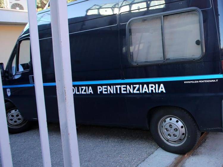 Rivolta nel carcere di Rieti, sala ricreativa in fiamme: 6 agenti penitenziari in ospedale