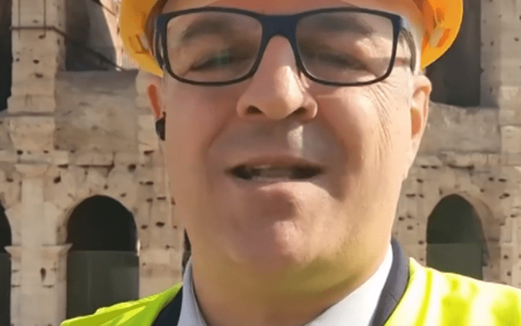 Caschetto e sarcasmo, per le gag di Baldelli che fa Gualtieri oltre 1 milione di visualizzazioni