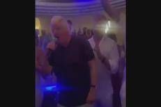 Boris Johnson scatenato a Capri, canta e balla all'Anema e Core - Video