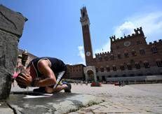 Un uomo si bagna la testa per rinfrescarsi - Ipa