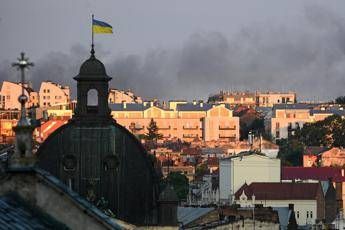 Ucraina, da Kiev a Leopoli pioggia di droni e missili russi: 2 mor