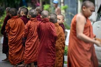 Bimbi in un monastero in Myanmar - Afp
