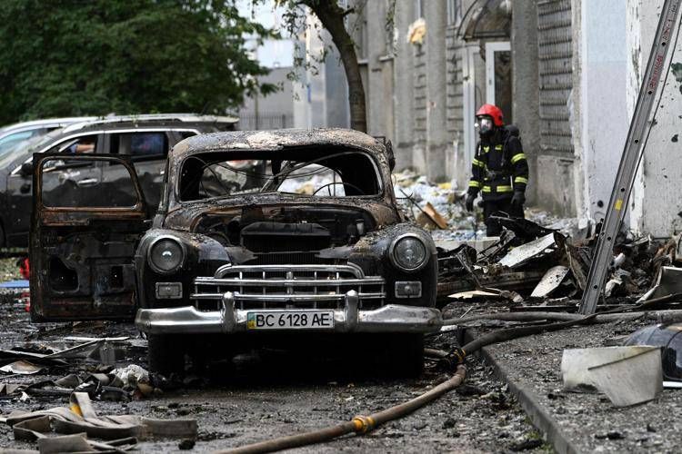 Attacco russo contro l'Ucraina, macerie e soccorsi dopo raid su Lviv - Afp