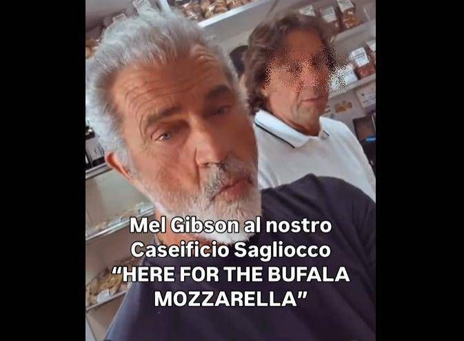 “Bufala mozzarella için burada”, Mel Gibson için süt ürünlerinde gurme durağı