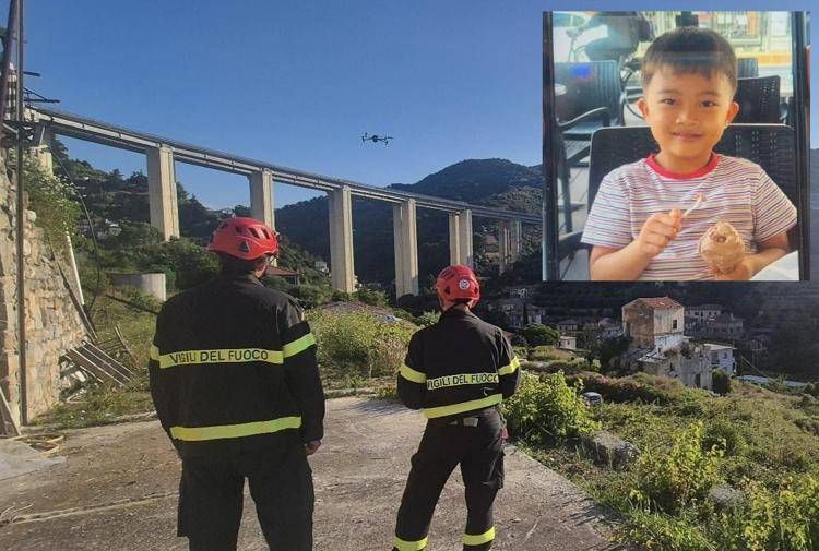 Ricerche del bimbo scomparso dal camping di Latte, Ventimiglia. Nel riquadro il piccolo Alain - Vigili del Fuoco /Facebook