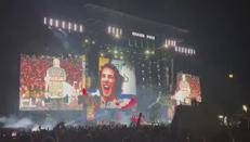 Max Pezzali a Imola, l'omaggio a Senna e ai piloti sulle note di Lucio Dalla - Video