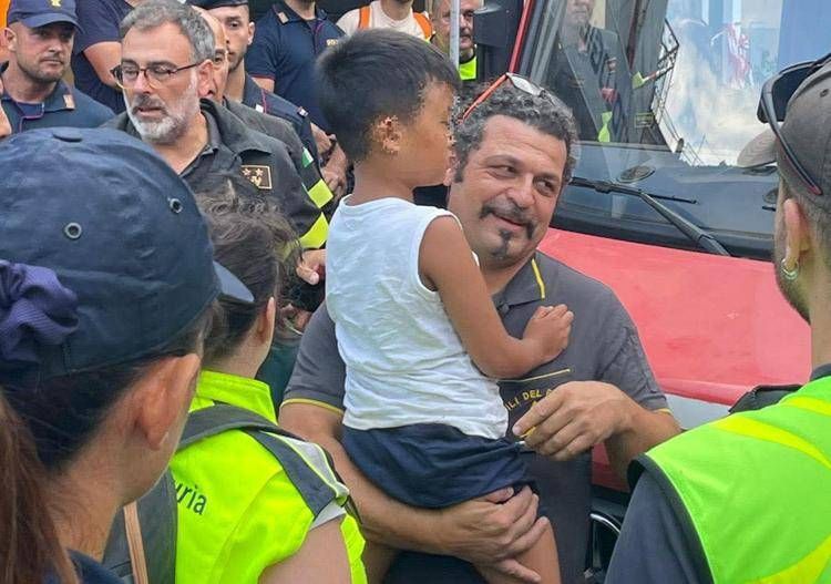 Allen ritrovato, il vigile del fuoco della foto iconica: "Giornata che ripaga momenti difficili"