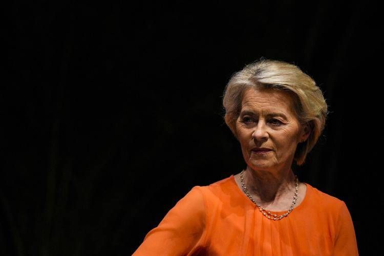 Dazi, von der Leyen risponde a Trump: "Pronte contromisure, sospese fino a inizio agosto"