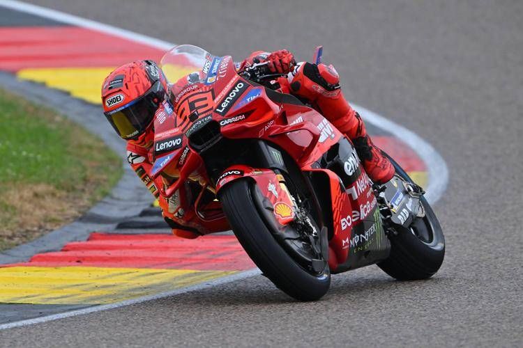 MotoGp, Marquez domina in Germania. Secondo il fratello Alex, poi Bagnaia