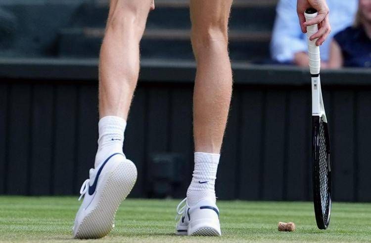 Solo a Wimbledon, tappo di champagne in campo durante la finale