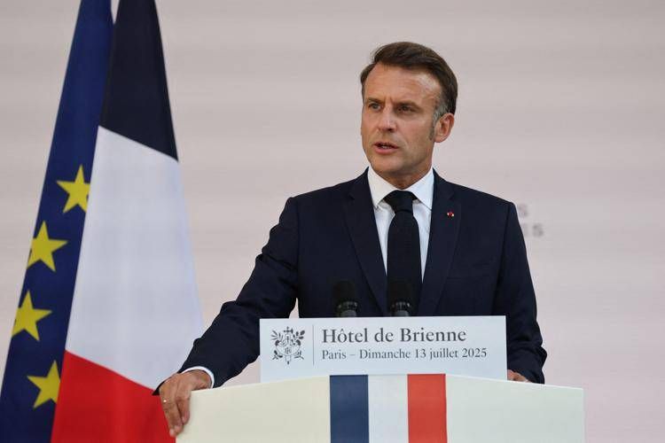 Macron: "Libertà mai così minacciata dal 1945, pace dipende da noi"