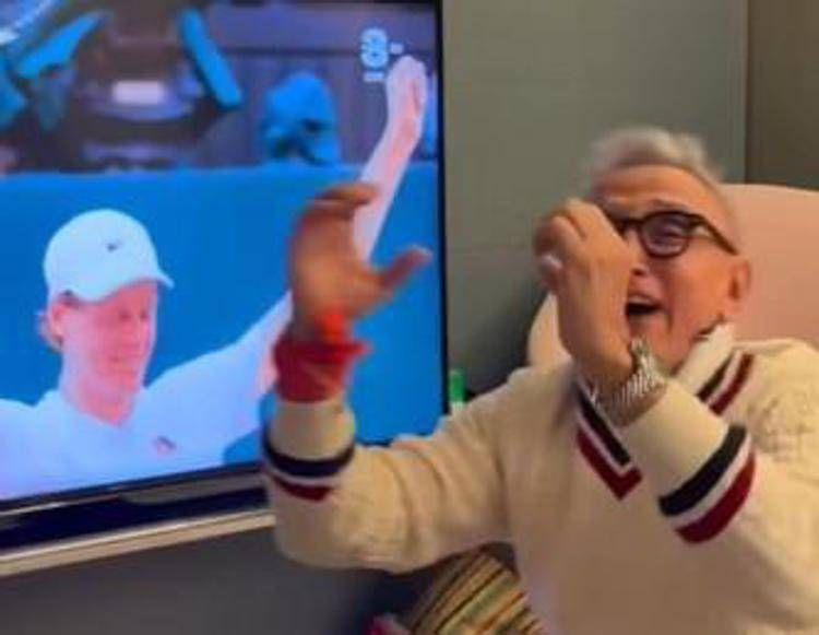 Sinner vince Wimbledon, l'entusiasmo e l'inchino di Barbieri