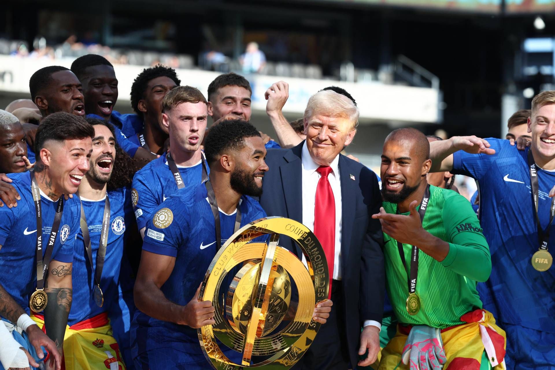 “Başkan Trump, hareket ediyor musun?” Chelsea'nin 'davetsiz misafir' ile ödül töreni